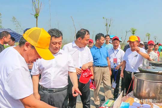 虾龙村新领导，引领乡村发展的先锋典范